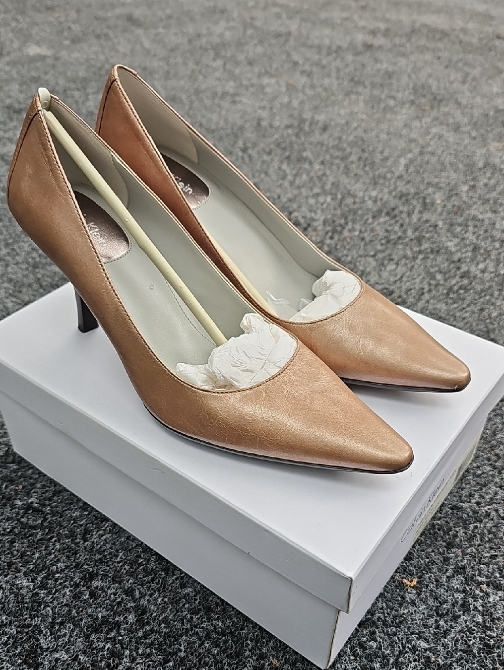Calvin Klein Women's 7 Dolly Pearlized Metallic Nude Pointed Toe Pumps - Picture 3 of 9